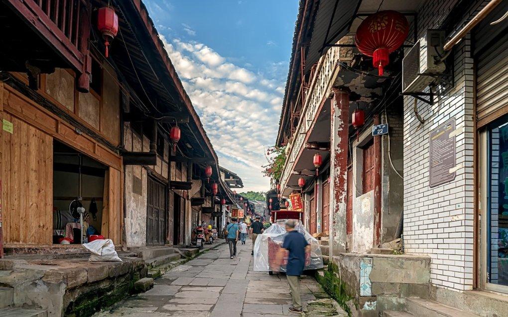 藏在居民楼里的小酒馆，几盘肉两瓶酒，三五个伙计